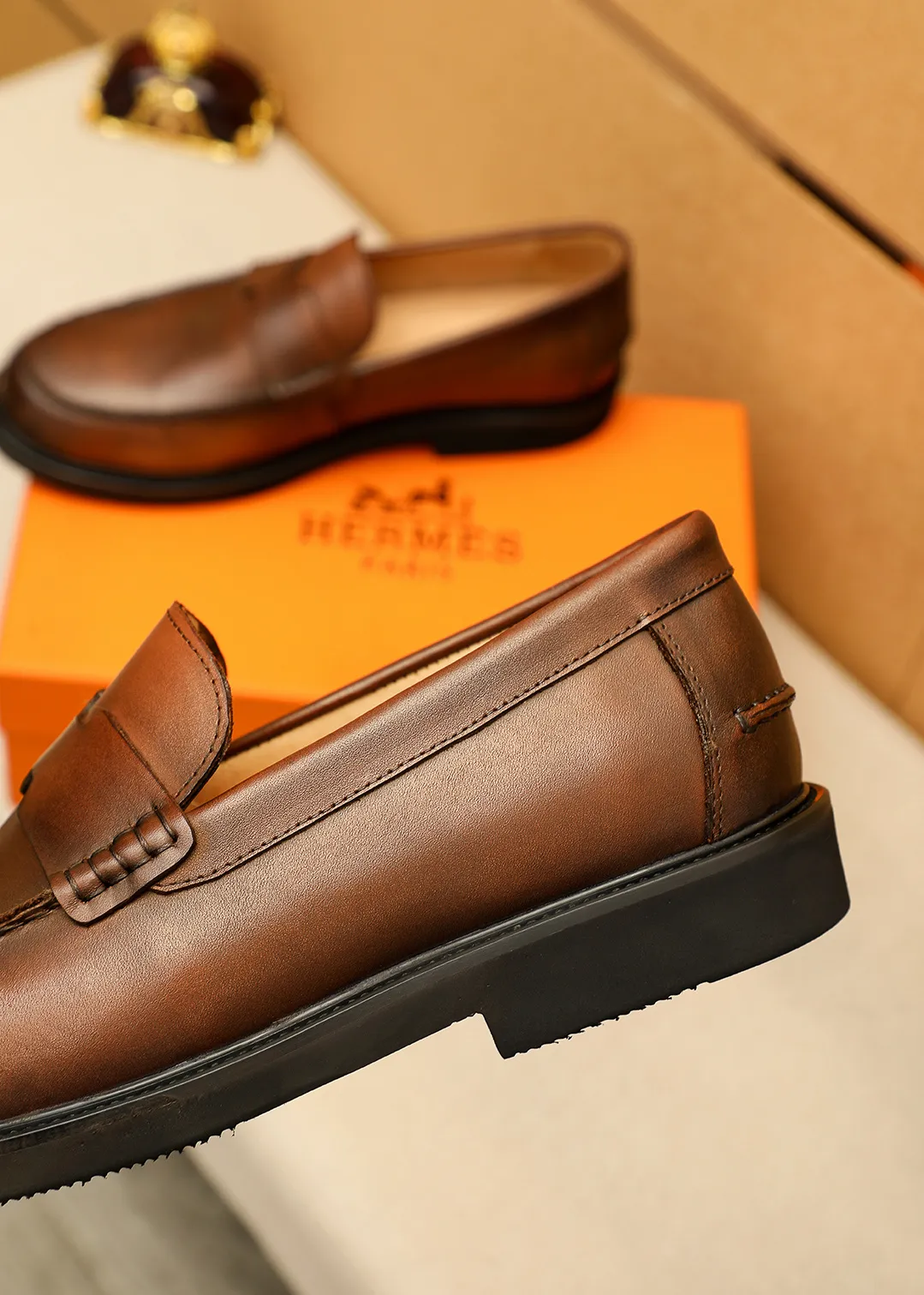 Men's shoes 💰460 💐 Product trademark: HERMES "Hermès" casual leather shoes Regular size: 38-44 (45.46🉑️customized) Product materials: Selected imported first-layer calfskin upper + luxury hardware buckle, imported water-dyed 🐂 cowhide lining. Strong three-dimensional visual effect, foam outsole Color: 4⃣️colors available